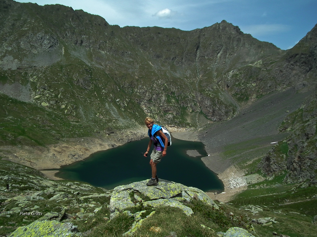 65 Sara con vista sul Pizzo di Cigola e sul cuore  del  Lago del Diavolo....JPG